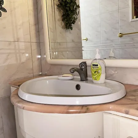 Cozy Near Metro & Airport * Lissabon