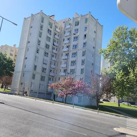 Cozy Near Metro & Airport Lisbona